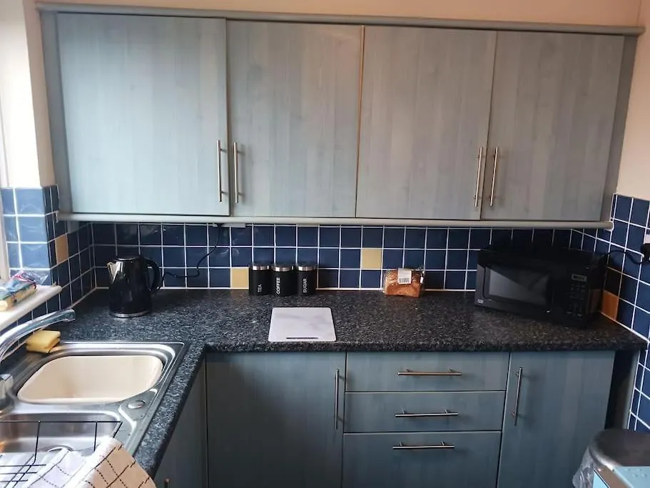 One Bed Flat, Bathroom, Living Room, Kitchen , Private Parking, 10 Mins To M5 Gloucester Apartment