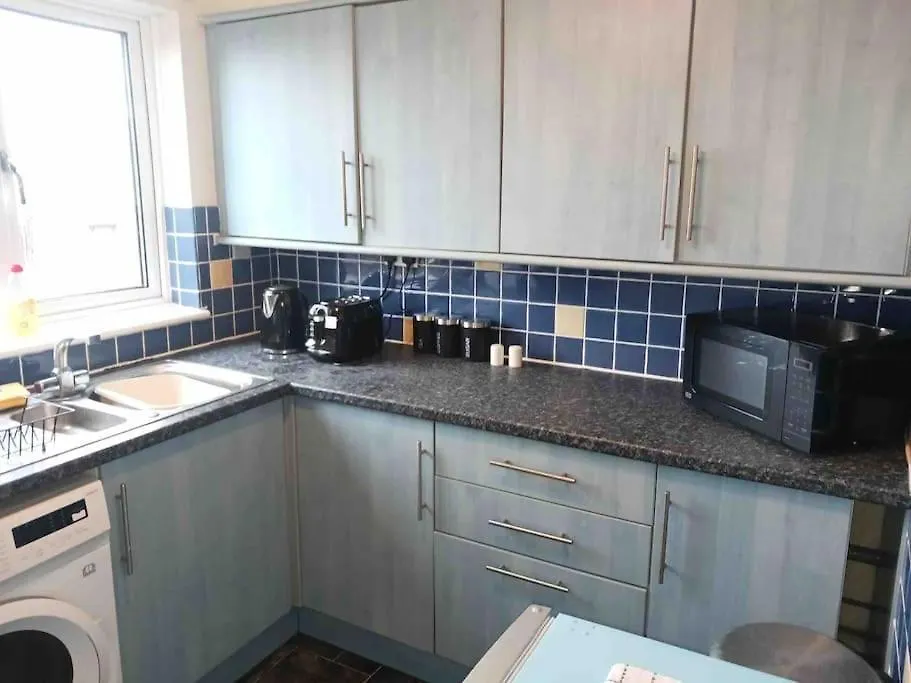 One Bed Flat, Bathroom, Living Room, Kitchen , Private Parking, 10 Mins To M5 Gloucester