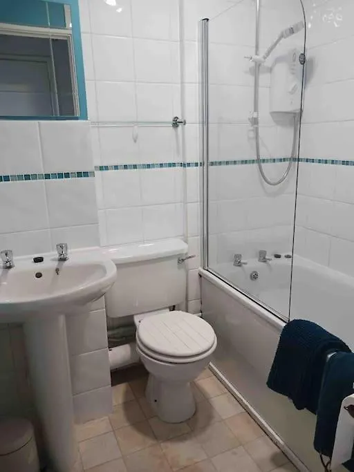 One Bed Flat, Bathroom, Living Room, Kitchen , Private Parking, 10 Mins To M5 Gloucester Apartment