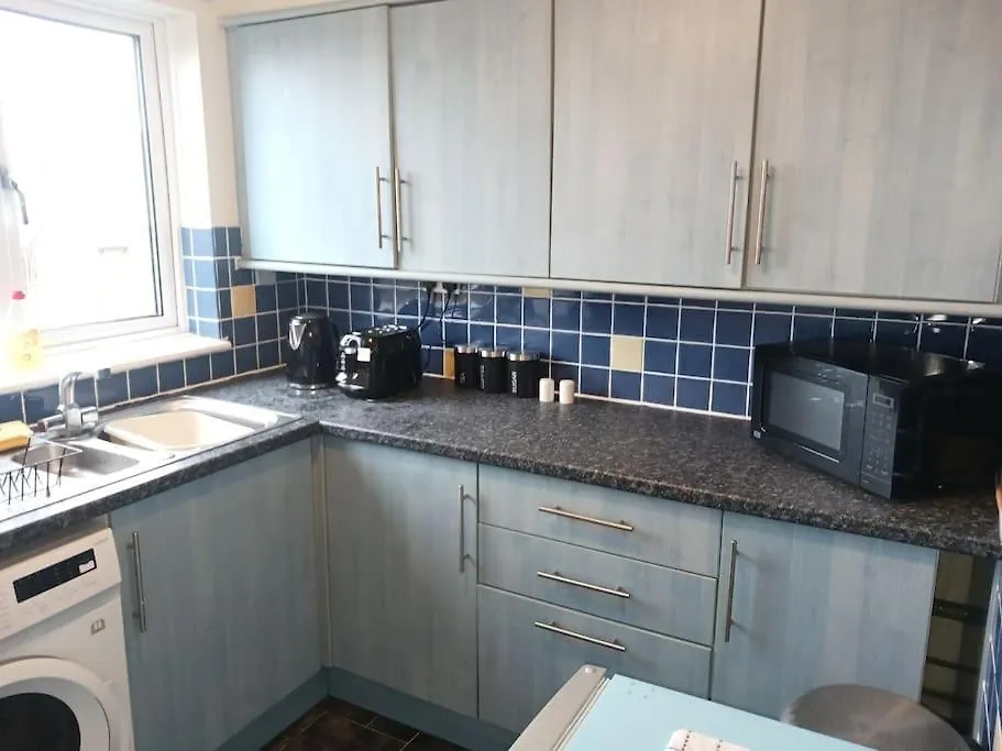 Apartment One Bed Flat, Bathroom, Living Room, Kitchen , Private Parking, 10 Mins To M5 Gloucester