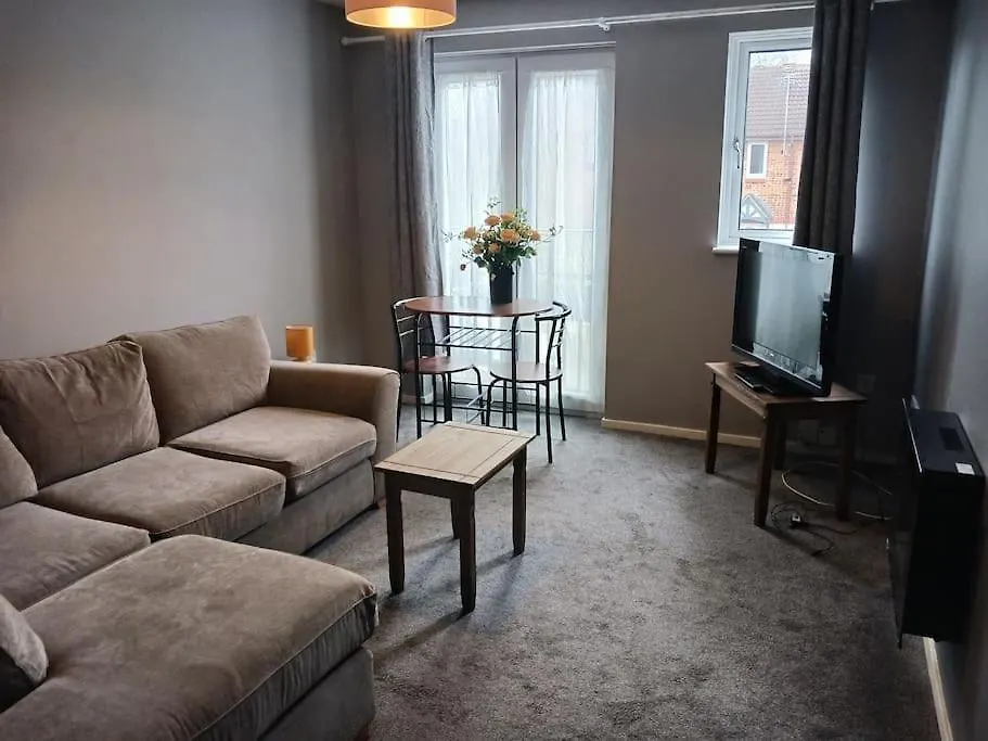 One Bed Flat, Bathroom, Living Room, Kitchen , Private Parking, 10 Mins To M5 Gloucester
