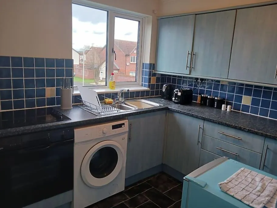 One Bed Flat, Bathroom, Living Room, Kitchen , Private Parking, 10 Mins To M5 Gloucester Apartment